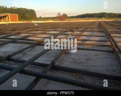 Lavoratori edili fabbricare acciaio barra di rinforzo sul sito di costruzione 2018 Foto Stock