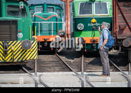 Jaworzyna slaska, Polonia - Agosto 2018 : Tourist guardando le vecchie locomotive nel Museo dell Industria e ferrovia in Slesia Foto Stock