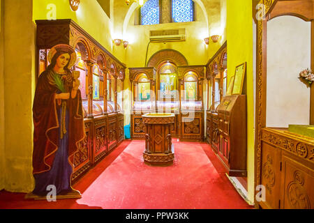 Il Cairo, Egitto - 23 dicembre 2017: La piccola cappella di Abu Serga chiesa decorata con icone medievali in kiots in legno e l'Acquasantiera in m Foto Stock