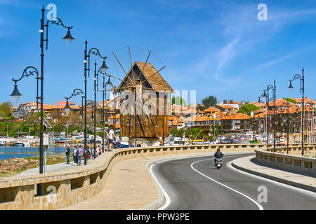 Mulino a vento di legno, città vecchia di Nesebar, Bulgaria Foto Stock