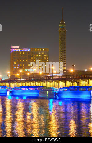 Gli illuminati il 6 ottobre a ponte sopra il fiume Nilo con edifici moderni sull Isola di Gezira del Cairo in Egitto Foto Stock