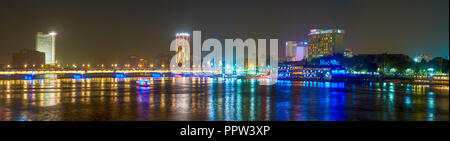 Il Cairo, Egitto - 23 dicembre 2017: La Corniche terrapieno è il posto migliore per passeggiate di notte con una grande vista sulla illuminata di alberghi e ristoranti Foto Stock