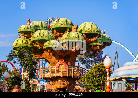 SALOU (PORTAVENTURA), Spagna - Giu 16, 2014: parco a tema di Port Aventura è un resort di intrattenimento nel sud della Catalogna attrae 4 mil. I visitatori nell'anno Foto Stock