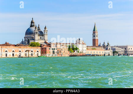 Venezia, Italia: cupola della Basilica di Santa Maria della Salute, Basilica di San Marco e Campanile di San Marco dalla Laguna Veneziana Foto Stock