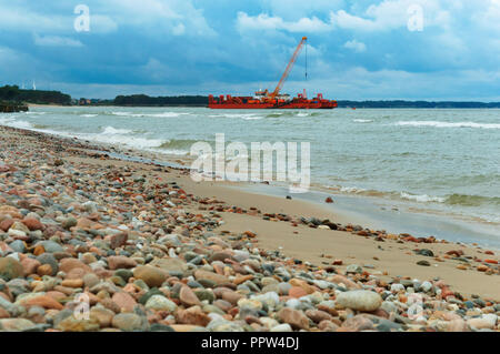 L'olio rosso stazione, produzione di petrolio e di gas in mare Foto Stock