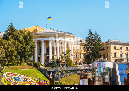 Monumento-fontana per i fondatori di Kiev sulla Piazza Indipendenza. Foto Stock