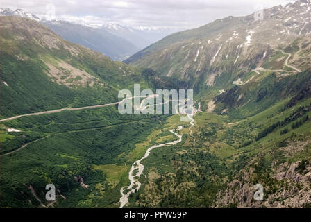 Guardando verso il basso dal vertice del Furka pass in Svizzera verso la vallata sottostante. Con un'elevazione di 2,429 metri è una molto alta pass Foto Stock