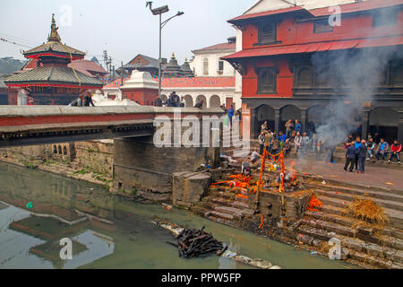 Funerale ghat al tempio di Pashupatinath Foto Stock