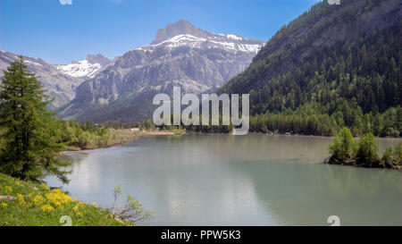 Il Lac de Derborence nel cantone del Vallese, Svizzera. Si trova a 1.450 metri in una valle isolata e non è abitato in modo permanente Foto Stock