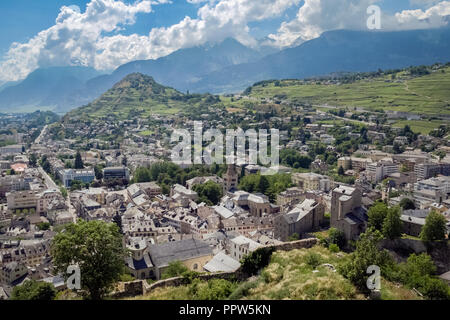 Panorama su Sion, capitale del Canton Vallese in Svizzera. La foto è stata scattata sulle colline intorno a Sion in cui due castelli sono: Tourbillon e valere Foto Stock