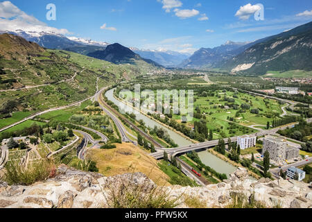Panorama su Sion, capitale del Canton Vallese in Svizzera. La foto è stata scattata sulle colline intorno a Sion in cui due castelli sono: Tourbillon e valere Foto Stock