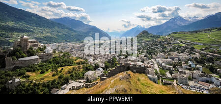 Panorama su Sion, capitale del Canton Vallese in Svizzera. La foto è stata scattata sulle colline intorno a Sion in cui due castelli sono: Tourbillon e valere Foto Stock