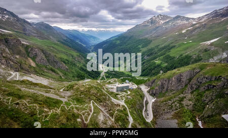 In piedi sulla parte superiore della parete di calcestruzzo della Grande Dixence Dam (Vallese, Svizzera) si ha una splendida vista sulla valle sottostante Foto Stock