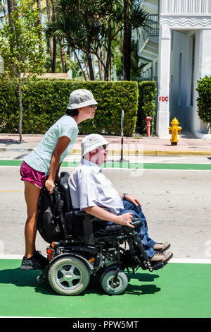 Miami Beach Florida, disabili disabili esigenze speciali, sedia a rotelle elettrica, uomo uomini maschio, donna donne, coppia, FL180425009 Foto Stock