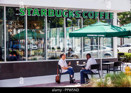 Miami Beach Florida, Starbucks Coffee, esterno, uomo nero maschio, amici, conversazione, FL180527001 Foto Stock