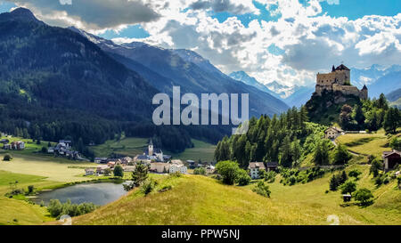 Le montagne che circondano Tarasp, un villaggio nel cantone dei Grigioni, Svizzera. Esso è dominato dal famoso castello che domina il borgo. Foto Stock