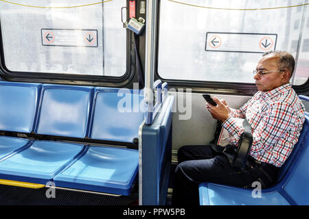Miami Beach Florida, Miami-Dade Metrobus, a bordo interno, uomo ispanico maschio, passeggero del pilota, FL180527012 Foto Stock