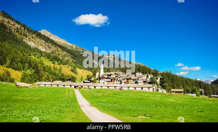 Una vista sul paesino di Bosco Gurin situato in val Maggia in Ticino, Svizzera. Foto Stock