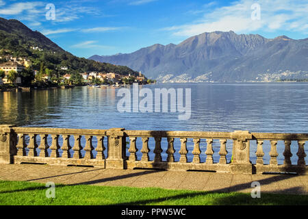 Guardando attraverso il Lago Maggiore (Ticino, Svizzera) e il villaggio di Vira su una soleggiata mattina di settembre. Foto Stock