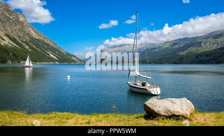 Barche galleggiante sul lago di Silvaplana (o Silvaplanersee; Lej da Silvaplauna), un lago nella parte superiore-engadina dei Grigioni, Svizzera Foto Stock