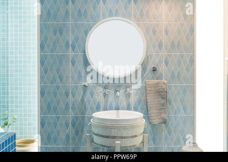 Interno del bagno con vasca lavello e rubinetto di specchio. Il design moderno del bagno. Foto Stock