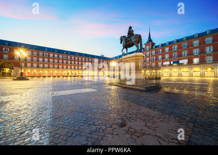 Madrid destinazione di viaggio. Statua di Filippo III su Plaza Mayor. Edificio storico in Plaza Mayor a Madrid, Spagna. Foto Stock