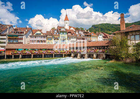 Thun, Svizzera - 9 Settembre 2015: Guardando verso il ponte coperto Untere Schleusenbrucke al Muhleplatz in Thun, Svizzera. Foto Stock