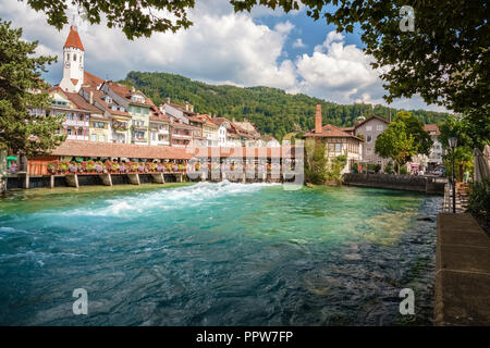 Thun, Svizzera - 9 Settembre 2015: Guardando verso il ponte coperto Untere Schleusenbrucke al Muhleplatz in Thun, Svizzera. Foto Stock