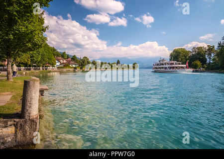 In barca a vela sulla Aare verso il lago di Thun. Aare è un affluente del Reno e il fiume più lungo che sorge e estremità completamente in Svizzera Foto Stock