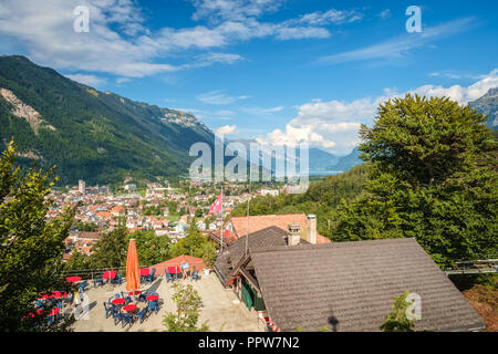 Vista da Heimwehfluh verso l'Oberland Bernese montagne e il lago di Interlaken. Dispone di un ristorante panoramico e la storica torre di vedetta. Foto Stock