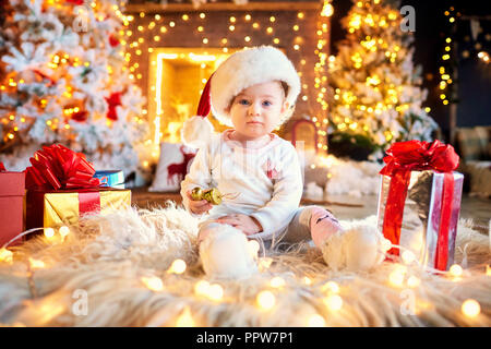 Bambino in santa claus hat in sala di Natale. Foto Stock