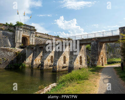 Il Royal Gate e bridge a scavalcare fossati, Citadel, Le Chateau d'Oleron, Francia. Foto Stock