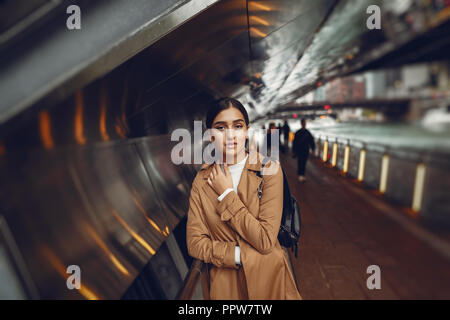 Donna cammina per le strade di Chicago Foto Stock