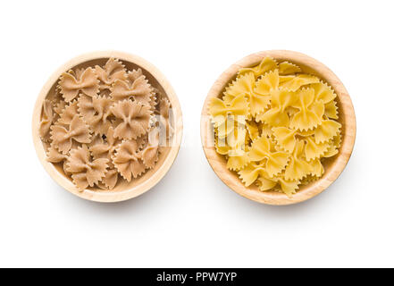 Frumento integrale farfalle di pasta. Gustosa la pasta italiana nel recipiente. Foto Stock