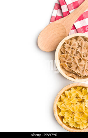 Frumento integrale farfalle di pasta. Gustosa la pasta italiana nel recipiente. Foto Stock