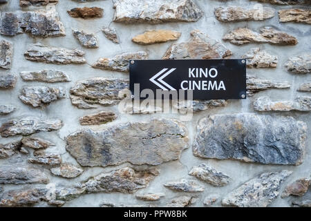 Nei pressi della città di Wengen (Berner Oberland, Svizzera) un cinema e bowling si trova. Cartelli posti in tutta la città sono indicativi della locati Foto Stock