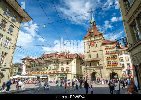 Bern, Svizzera - 16 Settembre 2015: Il Kafigturm che torreggiano sulla Marktgasse, una delle principali strade della città vecchia di Berna Foto Stock
