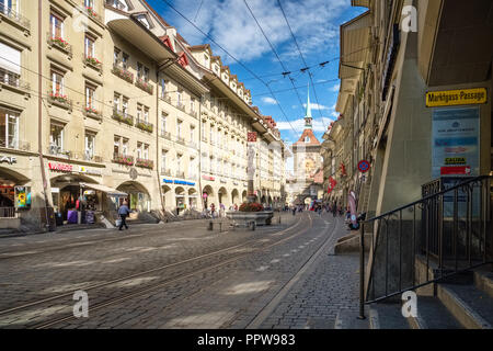 Bern, Svizzera - 16 Settembre 2015: la famosa Torre dell'orologio (Zeitglockenturm) di Berna, Svizzera. Foto scattata in Marktgasse a Berna Foto Stock