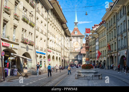 Bern, Svizzera - 16 Settembre 2015: la famosa Torre dell'orologio (Zeitglockenturm) di Berna, Svizzera. Foto scattata in Marktgasse a Berna Foto Stock