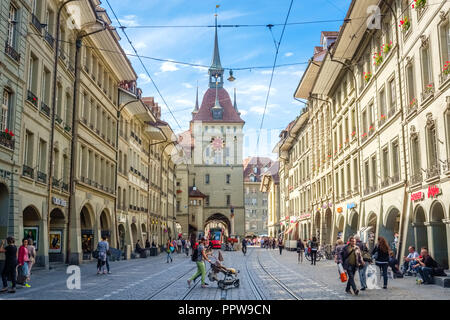 Bern, Svizzera - 16 Settembre 2015: Il Kafigturm che torreggiano sulla Marktgasse, una delle principali strade della città vecchia di Berna Foto Stock