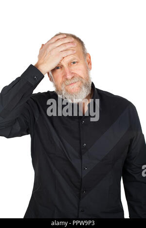 Ritratto di uomo maturo avente gravi Cefalea, tenendo la sua testa su sfondo isolato Foto Stock