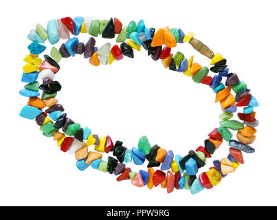 In casa perle femmina sono fatte di multi-colore mare liscio pietre, vetro e ambra. Isolato su macro whote shot Foto Stock