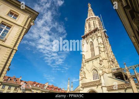 Bern, Svizzera - 16 Settembre 2015: la famosa cattedrale di Munster che domina le strade e le case di Berna. È la torre più alta della Svizzera Foto Stock