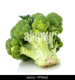 Broccoli con foglie. Mature di broccoli. Isolato su uno sfondo bianco Foto Stock