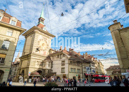 Bern, Svizzera - 16 Settembre 2015: la famosa Torre dell'orologio (Zeitglockenturm) di Berna, Svizzera. Foto scattata in Marktgasse a Berna Foto Stock