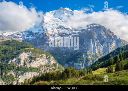 Viste spettacolari sulle montagne vicino alla città di Murren (Berner Oberland, Svizzera). Murren è un villaggio di montagna non raggiungibile dalla strada pubblica Foto Stock