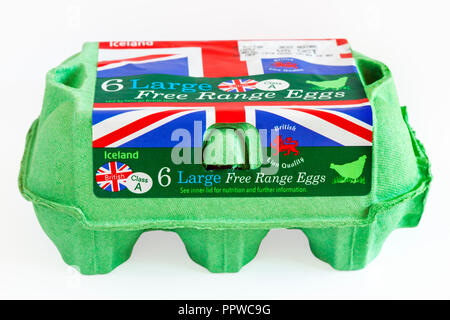 Cartone di Islanda 6 grandi Free Range uova deposte da galline su British fattorie isolate su sfondo bianco Foto Stock