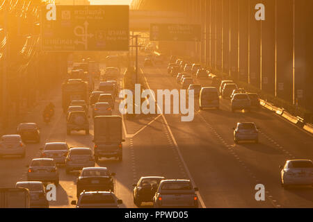 Thailandia. Il 27 settembre, 2018. Le automobili corrono lungo la strada al mattino a Bangkok, Thailandia, 27 settembre 2018. Credito: Seksan Roj/Pacific Press/Alamy Live News Foto Stock