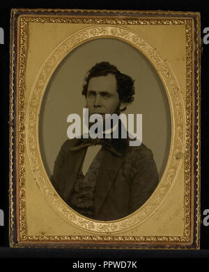 Ritratto di un uomo con Amish-come la barba, indossando un grande filtro bow tie; Wilder T. Bowers, americano, morì 1904, attivo Lynn Foto Stock