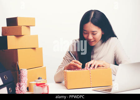 Donna di marcatura scatola movimento a casa Foto Stock